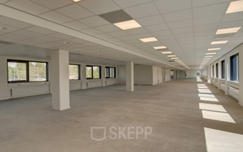 Kantoorruimte huren op Nevelgaarde 8-35 in Nieuwegein met ruime, lichte open vloer en grote ramen voor daglichttoetreding. Ideaal voor het creëren van een inspirerende werkplek in een veelzijdig kantoorpand.