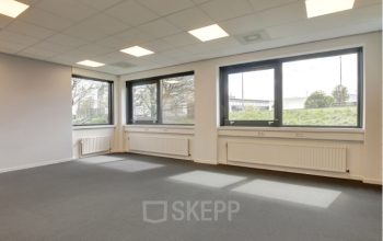 Ruime, lichte kantoorruimte in het kantoorpand aan Nevelgaarde 8-35, Nieuwegein, met grote ramen die veel daglicht binnenlaten. Ideaal om te huren voor een inspirerende werkplek.