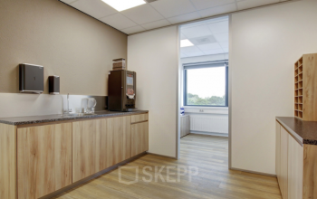 Kantoorruimte huren op Nevelgaarde 8-35 in Nieuwegein met moderne pantry en houten kasten, perfect voor informele lunchpauzes.