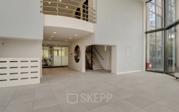 Ruimte in modern kantoorpand met ruime entree en veel natuurlijk licht op Nevelgaarde 8-35, Nieuwegein. Ideaal voor kantoorruimte huren.