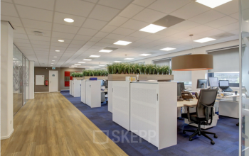 Moderne kantoorruimte huren in Nieuwegein op Nevelgaarde 8-35, met ruime werkplekken en veel natuurlijk licht, ingericht met bureaus en scheidingswanden voor privacy.