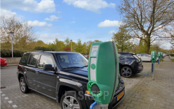 Parkeerplaats met elektrische laadpalen bij het kantoorpand op Nevelgaarde 8-35, Nieuwegein, geschikt voor zakelijke huurders die duurzaam willen huren.