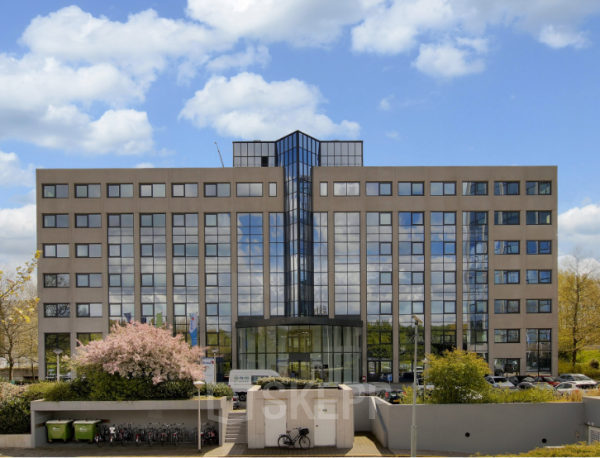 Modern kantoorpand aan Nevelgaarde 8-35, Nieuwegein, geschikt voor kantoorruimte huren, met glazen façade en strakke lijnen, omgeven door groen en parkeergelegenheid.