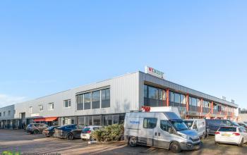 Buitenkant van kantoorpand aan Nijverheidsweg 9B, Nieuwegein, met geparkeerde auto's voor kantoorruimte huren.
