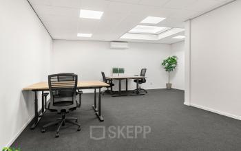 Lichte kantoorruimte op Nijverheidsweg 9B, Nieuwegein, met bureaus en stoelen, klaar voor verhuur.