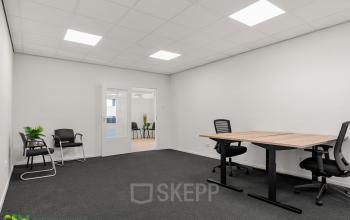 Kantoorruimte huren op Nijverheidsweg 9B in Nieuwegein; een lichte en professionele ruimte met kantoormeubilair, geschikt voor zakelijke activiteiten.