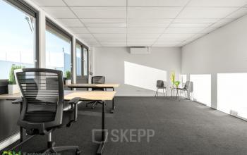 Lichte kantoorruimte te huur op Nijverheidsweg 9B in Nieuwegein met bureaus en stoelen tegen een strakke witte achtergrond. Ideaal voor bedrijven die op zoek zijn naar functionele kantoren in een professioneel kantoorpand.