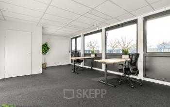 Ruime kantoorpand op Nijverheidsweg 9B in Nieuwegein met moderne bureaus en ergonomische stoelen. Grote ramen zorgen voor veel natuurlijk licht, ideaal voor wie kantoorruimte wil huren.