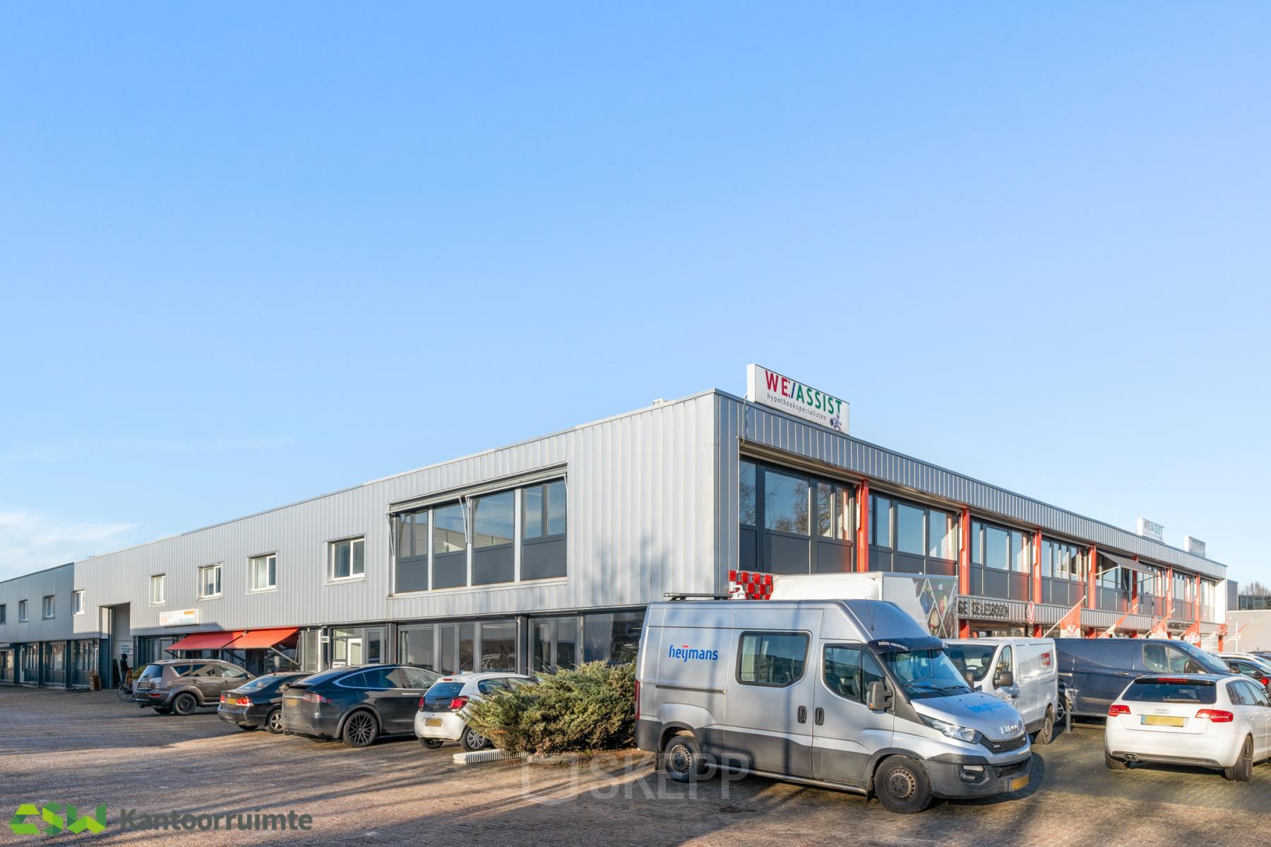 Buitenkant van kantoorpand aan Nijverheidsweg 9B, Nieuwegein, met geparkeerde auto's voor kantoorruimte huren.
