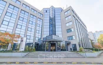 Exterieur van het kantoorpand aan Nevelgaarde 8-19 in Nieuwegein, ideaal voor bedrijven die kantoorruimte willen huren. Modern gebouw met grote glazen wanden en uitnodigende entree.