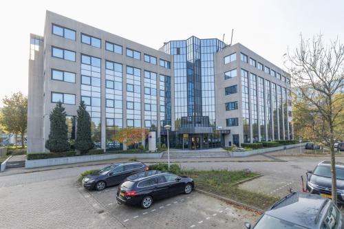 Exterieur van het kantoor op Nevelgaarde 8-19, Nieuwegein, met moderne architectuur en ruime parkeerplaatsen.