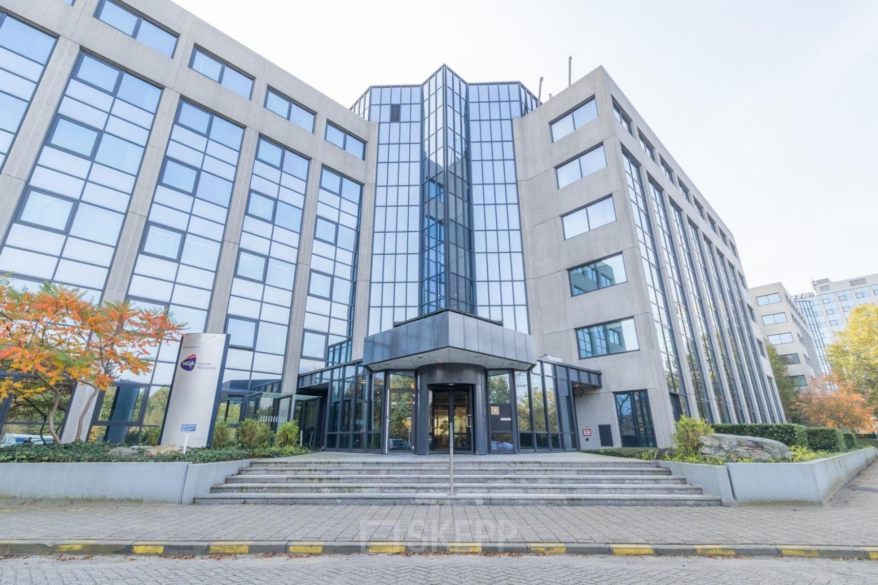 Exterieur van het kantoorpand aan Nevelgaarde 8-19 in Nieuwegein, ideaal voor bedrijven die kantoorruimte willen huren. Modern gebouw met grote glazen wanden en uitnodigende entree.