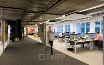 kantoorpand nieuwegein zoomstede kantoorruimte op maat beschikbaar 100 m2 huren SKEPP werknemers bureau's ingericht gemeubileerd