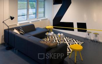 loungeruimte informele vergadering nieuwegein zoomstede kantoorpand banken stoelen krukken ramen uitzicht