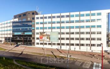 Kantoorpand aan Zoomstede 13-25, Nieuwegein, met moderne gevel en ruime buitengebied.