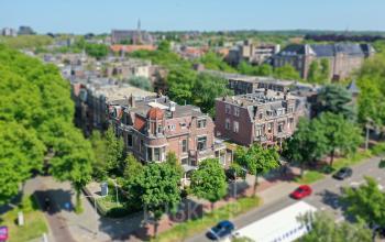 Kantoorpand gelegen op Oranjesingel 51 in Nijmegen, omgeven door groen, te huur voor zakelijke doeleinden.