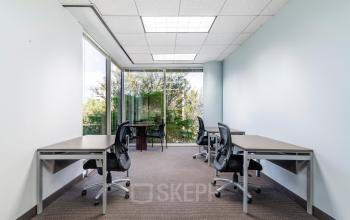 Kantoorruimte huren op Oranjesingel 51 in Nijmegen. Licht kantoorpand met grote ramen en meerdere moderne werkplekken. Ideaal voor ondernemers die op zoek zijn naar inspirerende kantooromgeving. Huren op toplocatie nabij stadscentrum.