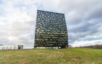 Kantoorpand aan Jonkerbosplein 52 in Nijmegen, met moderne architectuur omgeven door een groene omgeving, beschikbaar voor kantoorruimte huren.