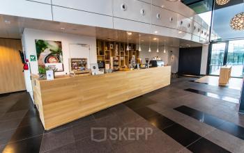 Moderne koffiecorner in het kantoorpand op Jonkerbosplein 52 in Nijmegen, ideaal voor wie kantoorruimte wil huren met comfortabele voorzieningen.