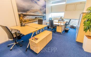 Kantoorruimte huren aan Jonkerbosplein 52, Nijmegen, met een ingericht interieur en enkele werkplekken, ideaal voor zakelijke activiteiten.