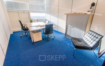 Kantoorruimte huren in Nijmegen aan Jonkerbosplein 52 met helder interieur, kantoormeubilair en blauwe vloerbedekking voor moderne werkplekken.