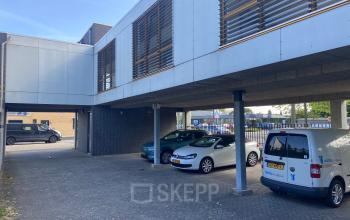 Buitenkant van een kantoorpand op Abdis van Thornstraat 74 in Oosterhout Nb, met parkeerplaatsen eronder. Ideaal voor wie kantoorruimte wil huren.