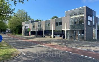 Modern kantoorpand aan de Abdis van Thornstraat 74 in Oosterhout Nb, met strakke architectuur en ruime parkeerplaatsen aan de voorzijde voor bedrijven die kantoorruimte willen huren.