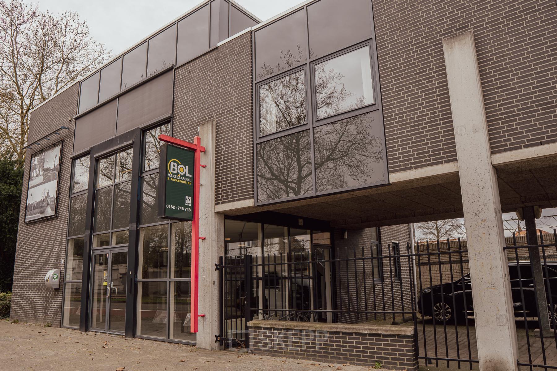 Zakelijk kantoorpand gelegen op Abdis van Thornstraat 74 in Oosterhout Nb, met een moderne gevel voor kantoorruimte huren.