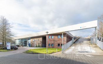 Kantoorpand op Veengang 1 in Oosterwolde met een moderne uitstraling en ruime parkeeroprit. Ideaal voor ondernemers die kantoorruimte willen huren in een toegankelijk gebouw.