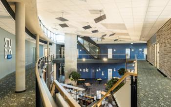 Moderne kantoorruimte met open verdiepingen en een mezzanine aan Veengang 1, Oosterwolde, ideaal voor kantoorruimte huren.