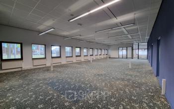 Ruime kantoorruimte in Oosterwolde aan Veengang 1 met veel ramen voor natuurlijk licht. Ideaal voor kantoorhuur of werkplek. De ruimte is ongemeubileerd en biedt flexibele inrichtingsmogelijkheden.