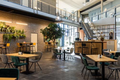 Ruime en moderne kantoorpand op Veengang 1 in Oosterwolde met stijlvolle zitgelegenheden, industriële elementen en natuurlijke accenten. Ideaal voor bedrijven die op zoek zijn naar kantoorruimte huren.