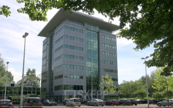 overzicht parkeerruimte vooraanzicht gebouw Amsterdam