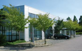 Kantoorpand aan de Leeghwaterstraat 25 in Reeuwijk met moderne gevel en parkeermogelijkheden, ideaal om kantoorruimte te huren.