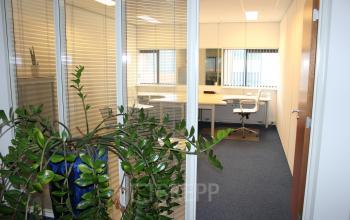 Lichte, gemeubileerde kantoorruimte met enkele bureaus en stoelen op Leeghwaterstraat 25, Reeuwijk. Ideaal voor wie een kantoorpand wil huren.