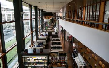 bovenaanzicht kantoorruimte werkplekken rijen