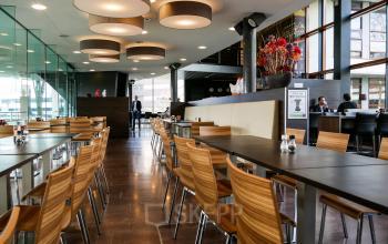 werkplekken huren in rijen lunchruimte 