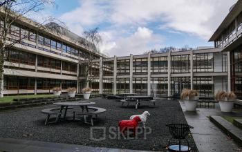 buitenruime rijen kantoor stoelen tafel