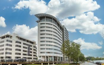 Modern kantoorpand aan de Einsteinlaan 28 in Rijswijk met witte gevels en parkeergelegenheid aan de voorzijde. Ideale locatie voor kantoorruimte huren.