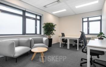 Ruim en licht kantoor op Einsteinlaan 28 in Rijswijk met moderne meubels en een comfortabele zithoek. Ideaal om te huren voor zakelijke doeleinden.
