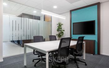 Moderne kantoorruimte huren op Einsteinlaan 28 in Rijswijk, met strakke lijnen en glaswanden voor vergaderingen in een professionele setting.