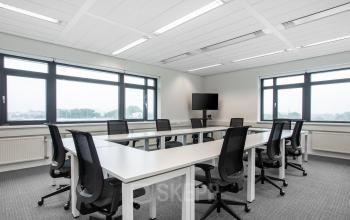 Kantoorruimte huren op Einsteinlaan 28 te Rijswijk met moderne bureaus en stoelen, geschikt voor zakelijke activiteiten.