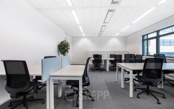 Moderne kantoorruimte huren in kantoorpand op Einsteinlaan 28, Rijswijk, met zes bureaus en ergonomische stoelen in een lichte, open omgeving.