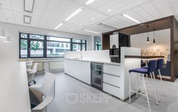 Een lichte en moderne kantoorruimte met een strakke gemeubileerde inrichting op Einsteinlaan 28 in Rijswijk, perfect om te huren voor professioneel gebruik.