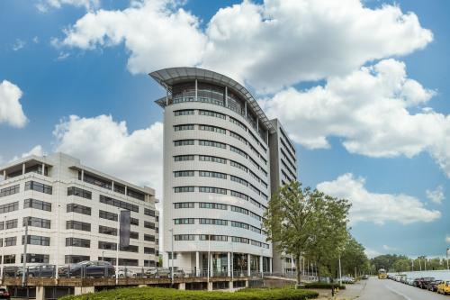 Modern kantoorpand aan de Einsteinlaan 28 in Rijswijk met witte gevels en parkeergelegenheid aan de voorzijde. Ideale locatie voor kantoorruimte huren.