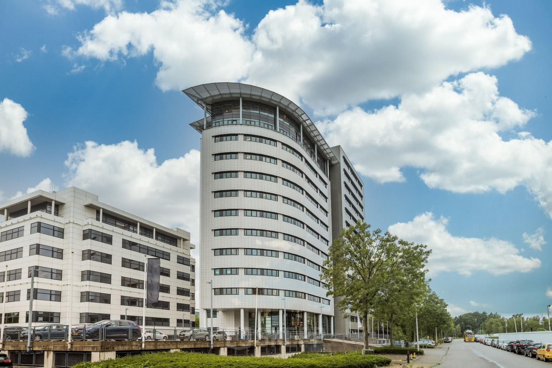 Modern kantoorpand aan de Einsteinlaan 28 in Rijswijk met witte gevels en parkeergelegenheid aan de voorzijde. Ideale locatie voor kantoorruimte huren.
