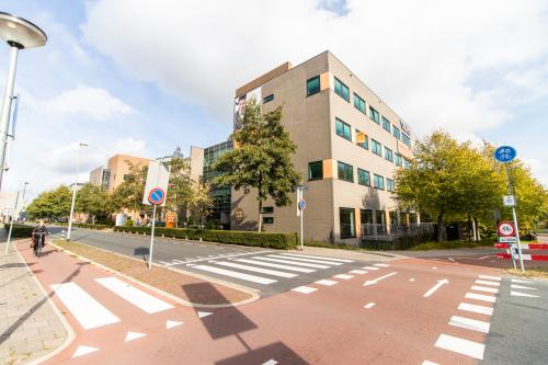 Kantoorpand op Laan van Vredenoord 33, Rijswijk, omgeven door straten en groen, ideaal voor kantoorruimte huren.