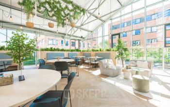 Moderne kantoorruimte in Rijswijk met veel daglicht, smaakvolle inrichting en comfortabele zitplekken. Een inspirerende omgeving voor kantoorruimte huren met een groene en open uitstraling.