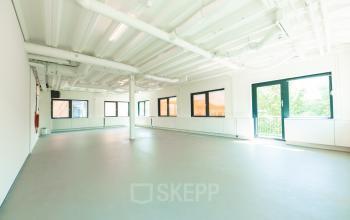 Licht, open kantoorruimte aan Lange Kleiweg 50-62 in Rijswijk, met grote ramen voor veel natuurlijk licht. Ideaal voor bedrijven die kantoor willen huren.