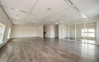 Ruime, lichte kantoorruimte op Laan van Vredenoord 17-19 in Rijswijk, ideaal om te huren. Het pand heeft houten vloeren en glazen wanden, geschikt voor flexibele indeling.